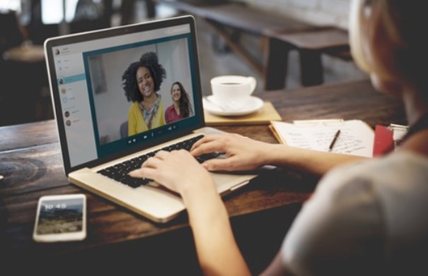 留學(xué)生正在上網(wǎng)課