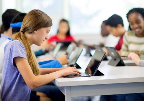 上網課的留學生