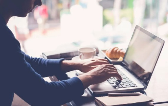 上網課的留學生