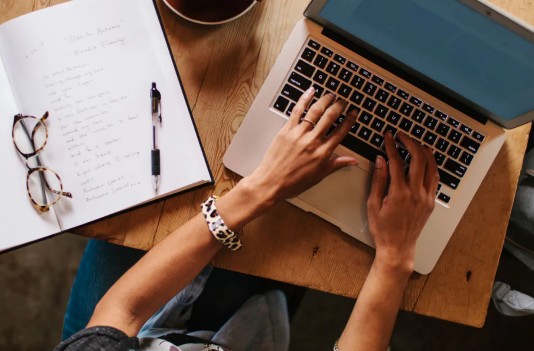 上網(wǎng)課的留學(xué)生