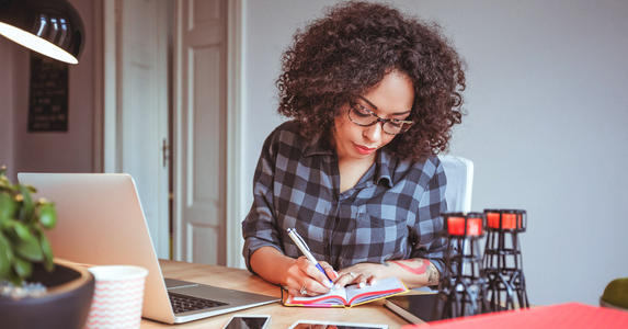 正在上網課的留學生